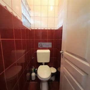 Een gezinswoning met 7 slaapkamers in goede staat is te koop in Putnok, provincie Borsod.