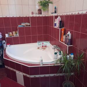 Een gezinswoning met 7 slaapkamers in goede staat is te koop in Putnok, provincie Borsod.