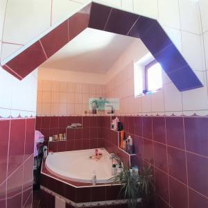 Een gezinswoning met 7 slaapkamers in goede staat is te koop in Putnok, provincie Borsod.