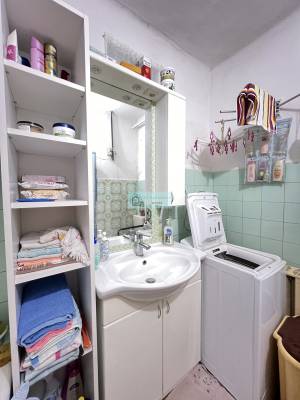 Te koop is een huis van 98 m2 met 4 slaapkamers op een perceel van 2143 m2 in Dövény, Noord-Hongarije.