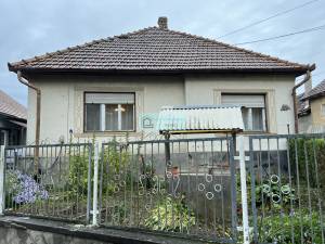 Te koop is een huis van 98 m2 met 4 slaapkamers op een perceel van 2143 m2 in Dövény, Noord-Hongarije.
