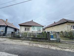 Te koop is een huis van 98 m2 met 4 slaapkamers op een perceel van 2143 m2 in Dövény, Noord-Hongarije.