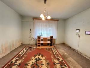 Te koop is een huis van 98 m2 met 4 slaapkamers op een perceel van 2143 m2 in Dövény, Noord-Hongarije.