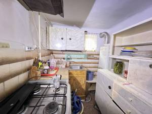 Te koop is een huis van 98 m2 met 4 slaapkamers op een perceel van 2143 m2 in Dövény, Noord-Hongarije.