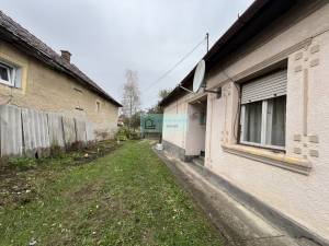 Te koop is een huis van 98 m2 met 4 slaapkamers op een perceel van 2143 m2 in Dövény, Noord-Hongarije.