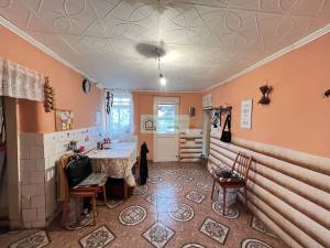 Te koop is een huis van 98 m2 met 4 slaapkamers op een perceel van 2143 m2 in Dövény, Noord-Hongarije.