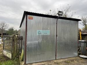 Te koop is een huis van 98 m2 met 4 slaapkamers op een perceel van 2143 m2 in Dövény, Noord-Hongarije.