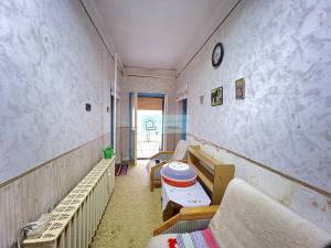 Te koop is een huis van 98 m2 met 4 slaapkamers op een perceel van 2143 m2 in Dövény, Noord-Hongarije.