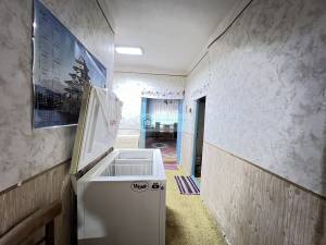 Te koop is een huis van 98 m2 met 4 slaapkamers op een perceel van 2143 m2 in Dövény, Noord-Hongarije.