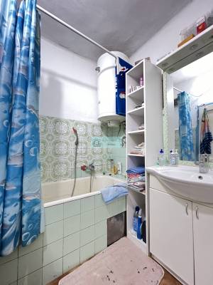 Te koop is een huis van 98 m2 met 4 slaapkamers op een perceel van 2143 m2 in Dövény, Noord-Hongarije.