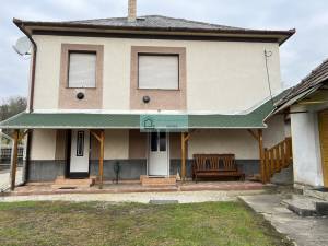 Twee huizen te koop in een rustig dorp