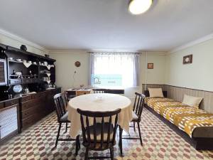 Twee huizen te koop in een rustig dorp