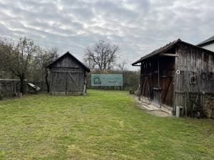 Twee huizen te koop in een rustig dorp