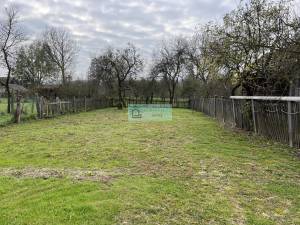 Twee huizen te koop in een rustig dorp