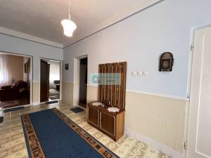 Twee huizen te koop in een rustig dorp
