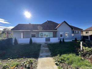 Een volledig gerenoveerd huis staat te koop in Dövény, Noord-Hongarije