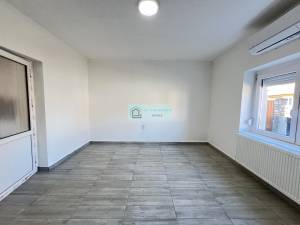 Een volledig gerenoveerd huis staat te koop in Dövény, Noord-Hongarije