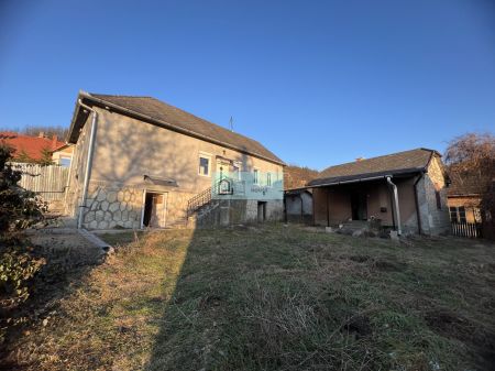 Een gedeeltelijk gerenoveerde en authentieke woning met panoramisch uitzicht te koop in Noord-Hongarije