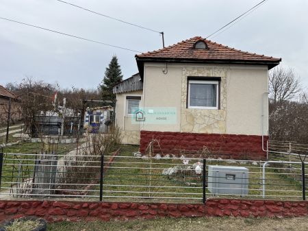 Een gedeeltelijk gerenoveerd huis met panoramisch uitzicht te koop in Csernely, Noord-Hongarije