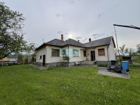 A 3-bedroom house with a large 4000 m2 plot in the quiet village of Alsószha for sale
