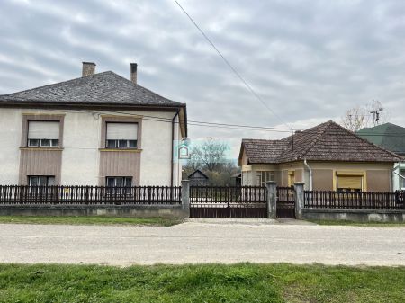 Twee huizen te koop in een rustig dorp