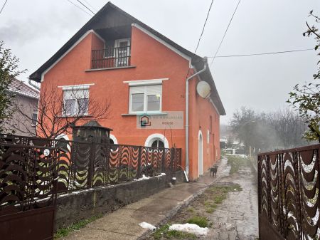 Renovated family home in the heart of Arló, surrounded by picturesque scenery and a spacious, well-kept garden